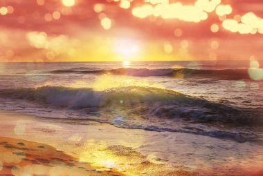 Deniz kıyısında manzara renkli gün batımı. Duvar kağıdı veya arkaplan resmi için iyi.