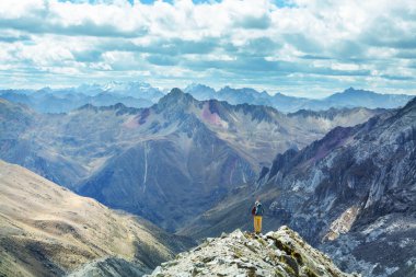 Cordillera dağlarında yürüyüş sahnesi, Peru
