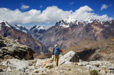 Cordillera dağlarında yürüyüş sahnesi, Peru