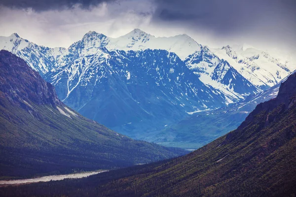 Pintorescas Montañas Alaska Verano Macizos Cubiertos Nieve Glaciares Picos Rocosos — Foto de Stock