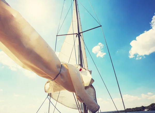 Segeljacht Auf Dem Großen Fluss — Stockfoto