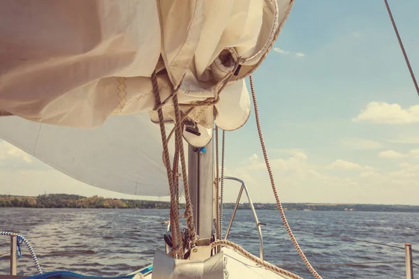 Segeljacht Auf Dem Großen Fluss — Stockfoto