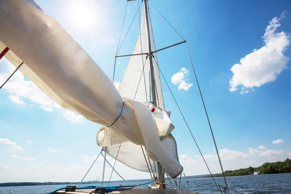 Segeljacht Auf Dem Großen Fluss — Stockfoto