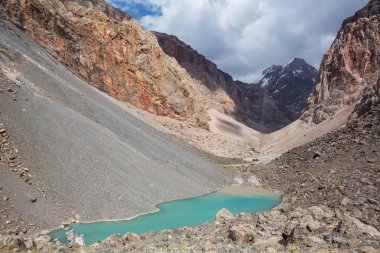 Güzel sakin göl Fann dağlarında Tacikistan (Pamir Şubesi).