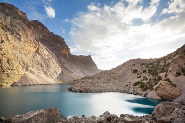 Güzel sakin göl Fann dağlarında Tacikistan (Pamir Şubesi).