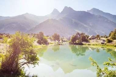 Güzel sakin göl Fann dağlarında Tacikistan (Pamir Şubesi).