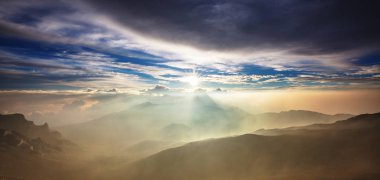 Haleakala yanardağında güzel bir gün doğumu sahnesi, Maui adası, Hawaii