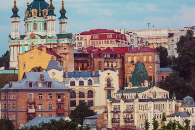 Kiev şehri. Eski kasaba. Ukrayna. Eski caddenin güzel manzarası Andrew 's Descent ve St. Andrew Kilisesi Kyiv' deki Castle Hill 'in yeşil ağaçları arasında.