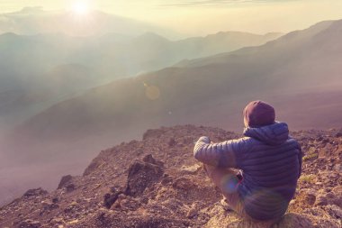 Haleakala yanardağında güzel bir gün doğumu sahnesi, Maui adası, Hawaii