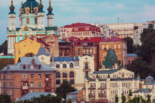 基辅市老城区 乌克兰 在基辅城堡山绿树成荫的古老街道上 安德鲁的后裔和圣安德鲁教堂的美丽景色 — 图库照片