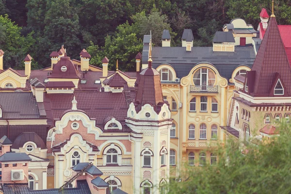 キエフ市 旧市街 ウクライナだ 古代の通りの美しい景色キエフの城の丘の緑の木の間でアンドリューの聖と聖アンドリュー教会 — ストック写真