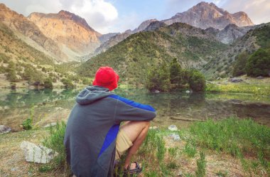 Tacikistan 'daki Fanns dağlarındaki güzel sakin göl (Pamir' in kolu).