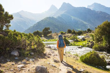 Yolculuk zamanı. Tacikistan, Pamir 'deki güzel Fann dağlarında yürüyüş yapan bir adam. Orta Asya.