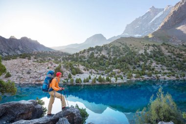 Yolculuk zamanı. Tacikistan, Pamir 'deki güzel Fann dağlarında yürüyüş yapan bir adam. Orta Asya.