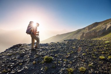 Yolculuk zamanı. Tacikistan, Pamir 'deki güzel Fann dağlarında yürüyüş yapan bir adam. Orta Asya.