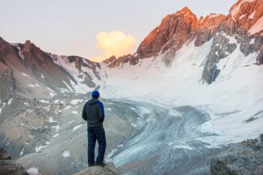 Yolculuk zamanı. Tacikistan, Pamir 'deki güzel Fann dağlarında yürüyüş yapan bir adam. Orta Asya.