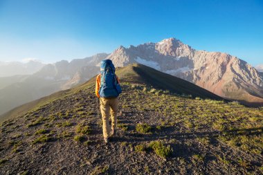 Yolculuk zamanı. Tacikistan, Pamir 'deki güzel Fann dağlarında yürüyüş yapan bir adam. Orta Asya.