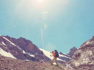 Yolculuk zamanı. Tacikistan, Pamir 'deki güzel Fann dağlarında yürüyüş yapan bir adam. Orta Asya.