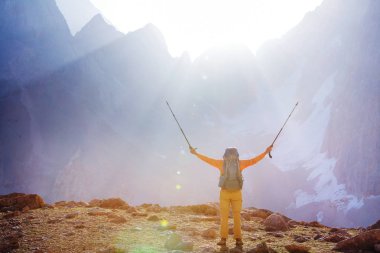 Yolculuk zamanı. Tacikistan, Pamir 'deki güzel Fann dağlarında yürüyüş yapan bir adam. Orta Asya.