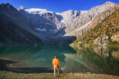 Yolculuk zamanı. Tacikistan, Pamir 'deki güzel Fann dağlarında yürüyüş yapan bir adam. Orta Asya.
