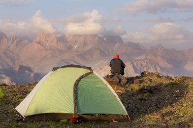 Yolculuk zamanı. Tacikistan, Pamir 'deki güzel Fann dağlarında yürüyüş yapan bir adam. Orta Asya.