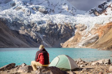 Cordillera dağlarında yürüyüş sahnesi, Peru
