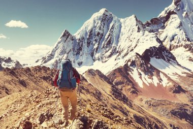 Cordillera dağlarında yürüyüş sahnesi, Peru