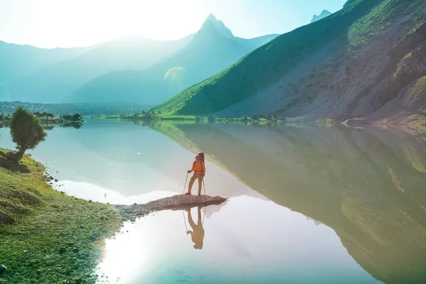 Hora Wanderlust Homem Caminhando Belas Montanhas Fann Pamir Tajiquistão Ásia — Fotografia de Stock