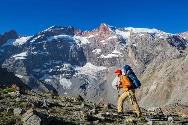 Hora Vagar Hombre Excursión Las Hermosas Montañas Fann Pamir Tayikistán —  Fotos de Stock