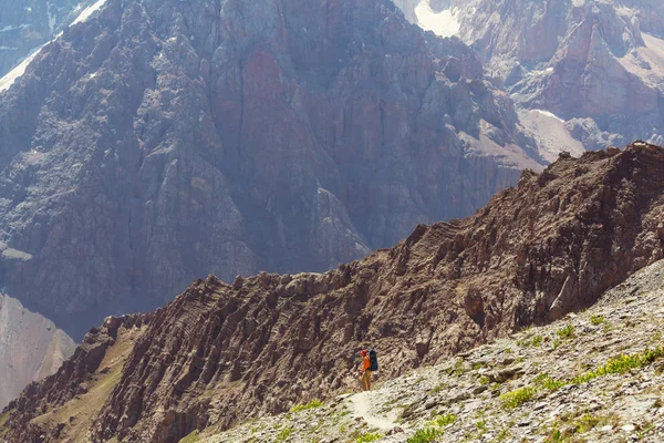 Wanderlust Tijd Man Wandelen Het Prachtige Fann Gebergte Pamir Tadzjikistan — Stockfoto