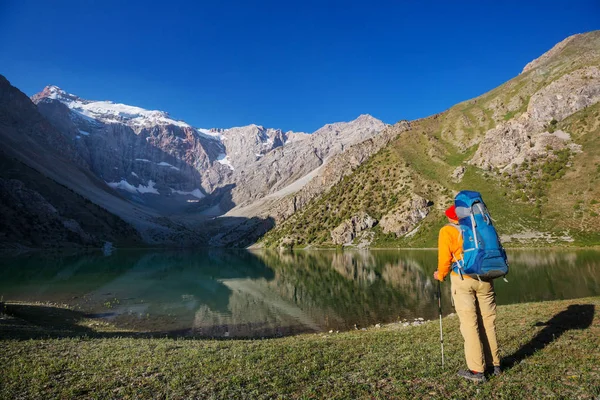 Hora Wanderlust Homem Caminhando Belas Montanhas Fann Pamir Tajiquistão Ásia — Fotografia de Stock