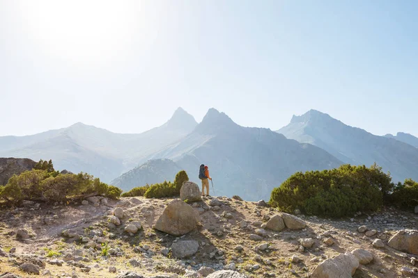 Hora Wanderlust Homem Caminhando Belas Montanhas Fann Pamir Tajiquistão Ásia — Fotografia de Stock