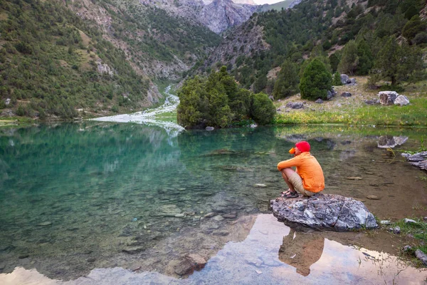 Hora Wanderlust Homem Caminhando Belas Montanhas Fann Pamir Tajiquistão Ásia — Fotografia de Stock