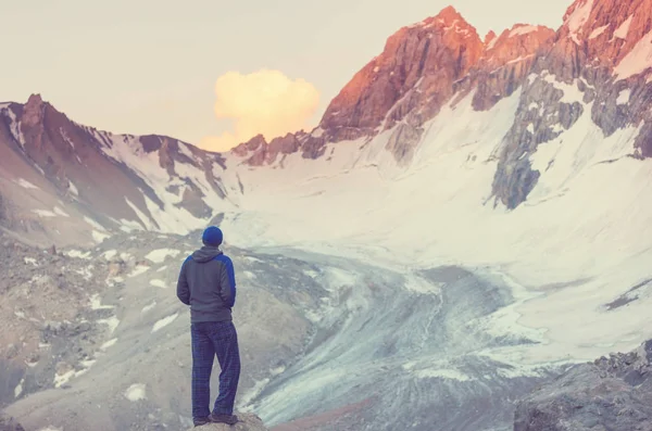 Wanderlust Tijd Man Wandelen Het Prachtige Fann Gebergte Pamir Tadzjikistan — Stockfoto