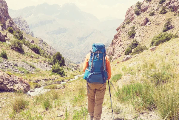 Yolculuk zamanı. Tacikistan, Pamir 'deki güzel Fann dağlarında yürüyüş yapan bir adam. Orta Asya.
