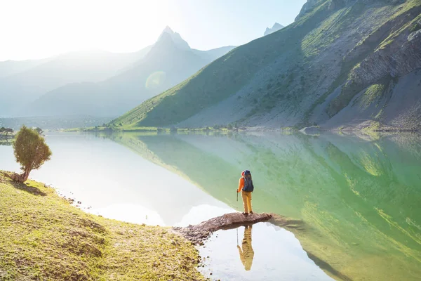 Hora Wanderlust Homem Caminhando Belas Montanhas Fann Pamir Tajiquistão Ásia — Fotografia de Stock