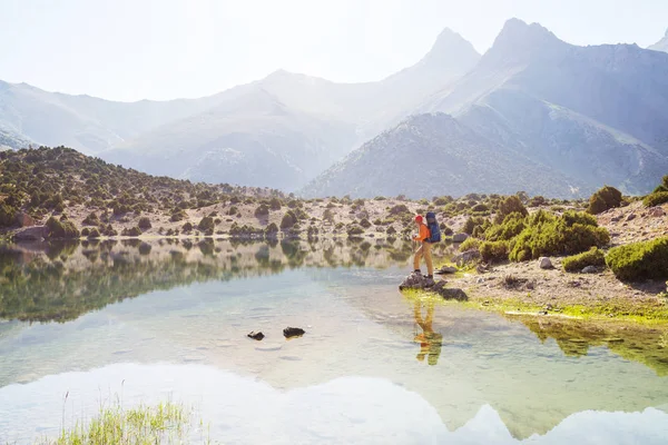 Hora Wanderlust Homem Caminhando Belas Montanhas Fann Pamir Tajiquistão Ásia — Fotografia de Stock