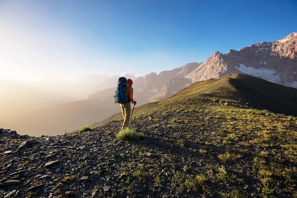 Dags För Vandringslust Man Vandrar Vackra Fann Berg Pamir Tadzjikistan — Stockfoto