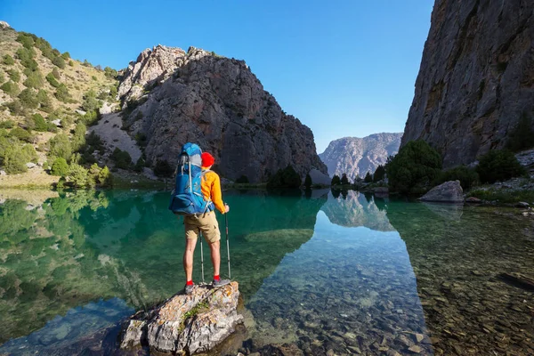 Hora Wanderlust Homem Caminhando Belas Montanhas Fann Pamir Tajiquistão Ásia — Fotografia de Stock