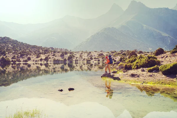 Hora Wanderlust Homem Caminhando Belas Montanhas Fann Pamir Tajiquistão Ásia — Fotografia de Stock