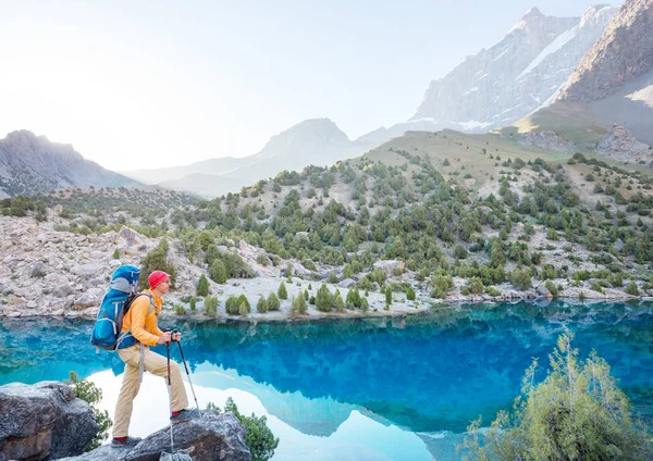 Yolculuk zamanı. Tacikistan, Pamir 'deki güzel Fann dağlarında yürüyüş yapan bir adam. Orta Asya.