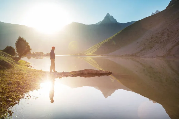 Hora Wanderlust Homem Caminhando Belas Montanhas Fann Pamir Tajiquistão Ásia — Fotografia de Stock