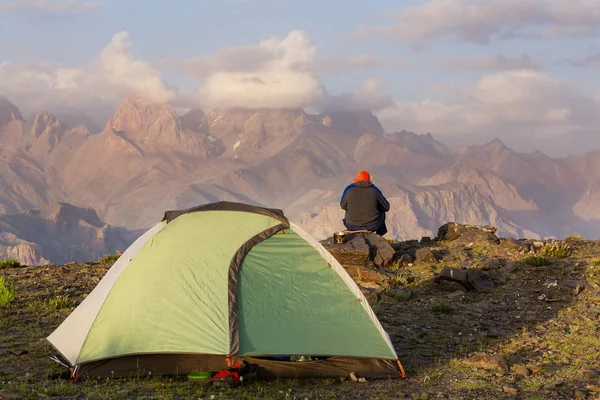 Vándorlás Ideje Ember Túrázás Gyönyörű Fann Hegyek Pamir Tádzsikisztán Közép — Stock Fotó