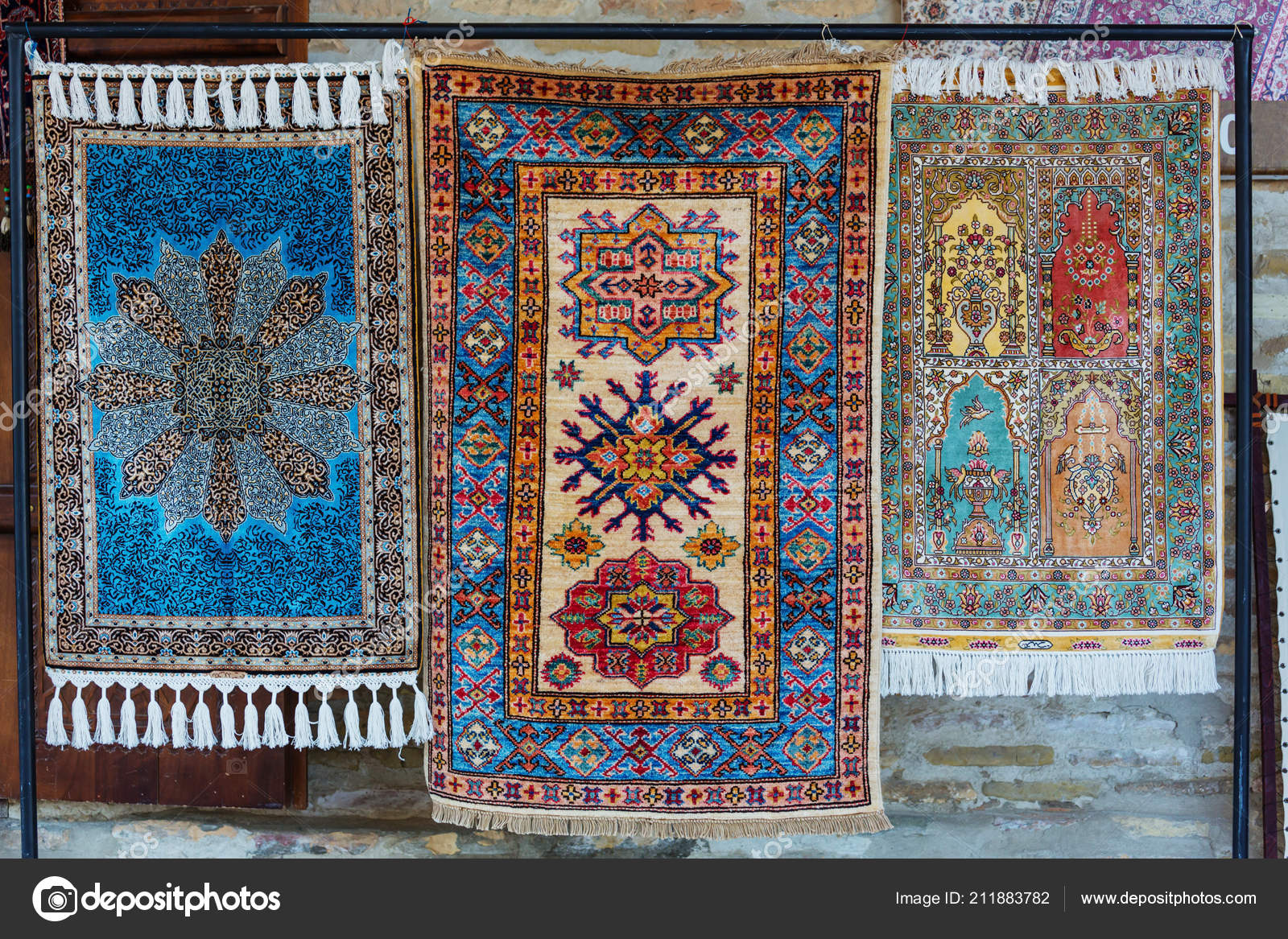 Buchara, Usbekistan - 28. April 2015: Der Teppich Shop Ist Auch Eine  Werkstatt, Hier Menschen Können Teppiche Herstellungs Am 28. April In  Bukhara Beobachten,. Lizenzfreie Fotos, Bilder und Stock Fotografie. Image  42179538.