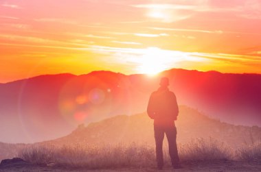 Dağlarda doğal günbatımı