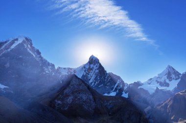 Cordillera Huayhuash, Peru, Güney Amerika 'daki güzel dağ manzaraları