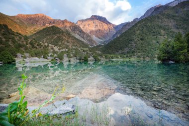 Güzel sakin göl Fann dağlarında Tacikistan (Pamir Şubesi).