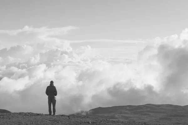 Mann Auf Der Steilen Klippe — Stockfoto