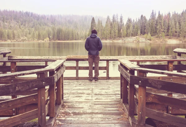 Hombre Las Montañas Lago — Foto de Stock