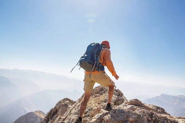 Senderista Cima Montaña — Foto de Stock